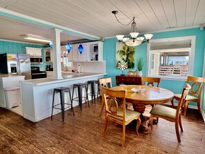 Dining - Discover 'Diamond in the Rough'—a cozy 3BR oceanfront haven in Oak Island! (Oak Island)