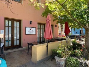 Outdoor dining - Welcome to Casa Rincón Mágico, your cozy one-bedroom escape. (Loreto)