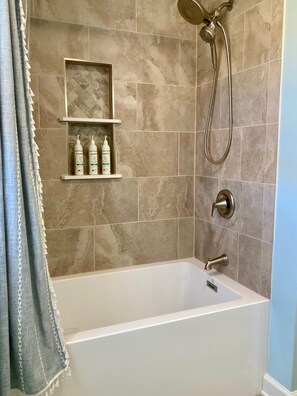 Hair dryer, towels, soap, shampoo - Hidden gem 1.8 mi to the beach! Beautifully renovated & spacious! -Weekly rental (Ocean View)