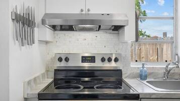 Coffee/tea maker, fridge, microwave, oven
