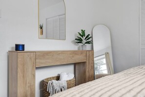 2 Schlafzimmer, Schreibtisch, Bügeleisen/Bügelbrett, Reisekinderbett