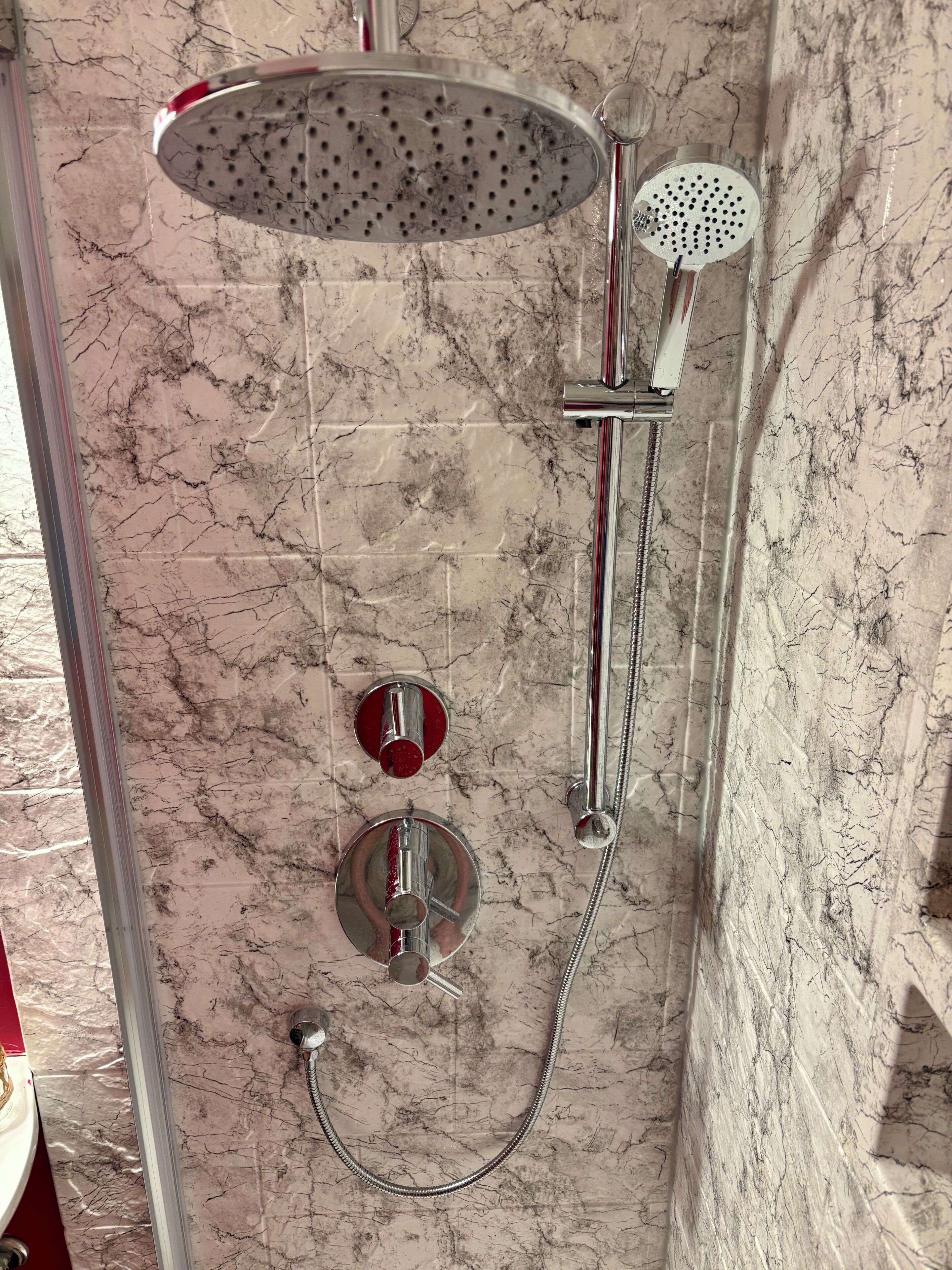 Douche, serviettes fournies, savon, papier toilette