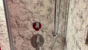 Douche, serviettes fournies, savon, papier toilette
