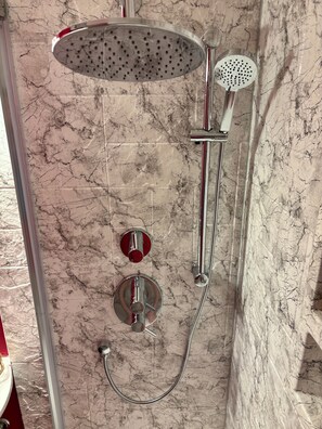 Regadera, toallas, jabón, papel de baño 
