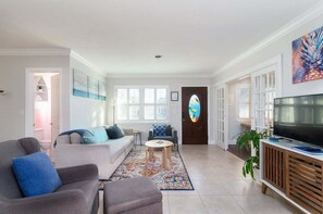 Smart TV - Family Friendly Beach House. Large Private Backyard. Outdoor Patio & BBQ Grill 🏖️ (Cape Canaveral)