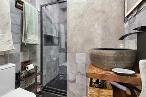 Shower, hair dryer, towels - 'Beach fun' Apartment with Balcony, Wi-Fi, and Air Conditioning (Costa de Caparica)