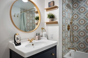 Shower, hair dryer, towels - Moose Hollow Mountain Home | Amazing Views | Discounted Attractions (Fraser)