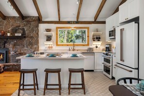 Fridge, microwave, oven, stovetop - Moose Hollow Mountain Home | Amazing Views | Discounted Attractions (Fraser)