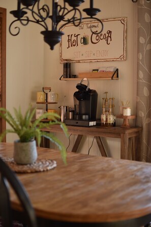 Dining - Mountain View Cabin in Tranquil Seven Devils with Cozy Charm (Seven Devils)