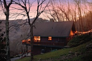 Une cabine dotée d’un balcon, d’une terrasse et offrant une vue sur les montagnes environnantes.