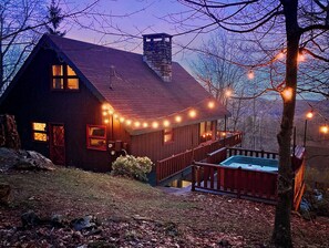 Outdoor spa tub - Mountain View Cabin in Tranquil Seven Devils with Cozy Charm (Seven Devils)