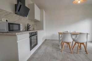 Microwave, dishwasher, high chair - Le Pied à terre - SAINTE SAVINE (SAINTE SAVINE)
