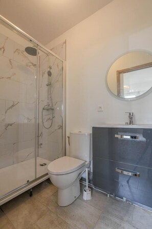 Shower, towels - Le Pied à terre - SAINTE SAVINE (SAINTE SAVINE)