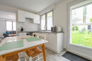 Microwave, dishwasher - Le Rez de Jardin - SAINTE SAVINE (SAINTE SAVINE)