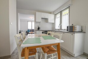 Dining - Le Rez de Jardin - SAINTE SAVINE (SAINTE SAVINE)