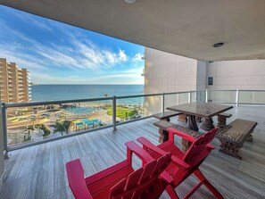 Outdoor dining - The Iconic Beachfront 3BR Condo (Puerto Peñasco)
