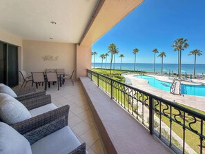 Outdoor dining - Relaxing Oceanview Condo Pools & Beach (Puerto Peñasco)