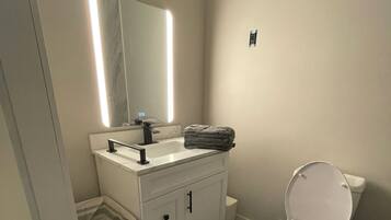 Luxe appartement, uitzicht op de stad | Badkamer