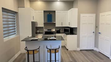 Luxury Apartment, City View | Private kitchen