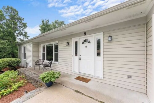 Private 3-bedroom in Billerica, cool AC - Shared Backyard - Basement Occupied