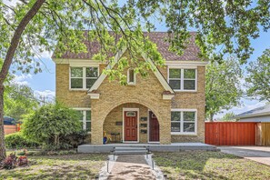 Exterior - Chic Retreat in Historic Oak Cliff - Bishop Arts (Dallas)