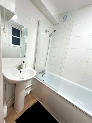 Bathroom - Modern 1-Bed Apartment Near Tower Bridge, London. (London)
