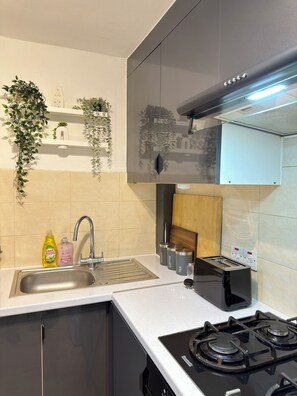 Private kitchen - Modern 1-Bed Apartment Near Tower Bridge, London. (London)