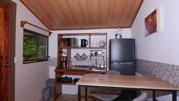 Estudi clàssic, pati, vistes a la muntanya | Cuina privada