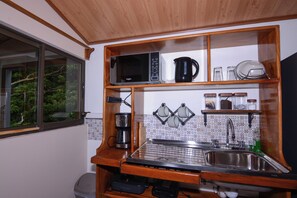 Estudio clásico, patio, vistas a la montaña | Cocina privada