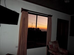 Estudio básico, patio, vistas a la montaña | Interior