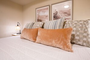 2 bedrooms, desk, free WiFi, bed sheets - Harbor Views | Walk Everywhere | Rooftop Deck | Sleeps 6+ (Grand Haven)
