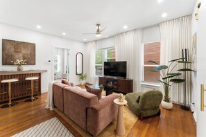 Living area - Montrose 1BR Hideout Fireplace + Parking (Houston)