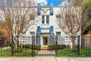 Exterior - Montrose 1BR Hideout Fireplace + Parking (Houston)