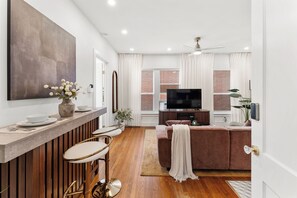 Living area - Montrose 1BR Hideout Fireplace + Parking (Houston)