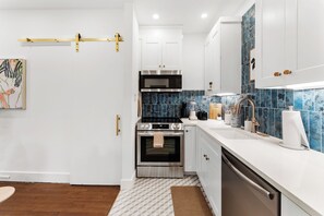 Private kitchen - Montrose 1BR Hideout Fireplace + Parking (Houston)