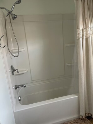 Hair dryer, towels, soap, toilet paper - Charming 2-bedroom house with AC in Wolcott perfect for relaxing (Wolcott)