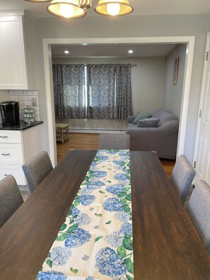 Dining - Charming 2-bedroom house with AC in Wolcott perfect for relaxing (Wolcott)