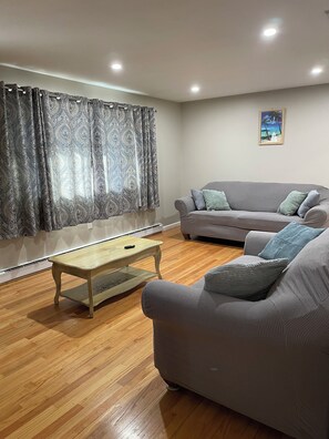 Living area - Charming 2-bedroom house with AC in Wolcott perfect for relaxing (Wolcott)