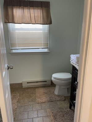 Bathroom - Charming 2-bedroom house with AC in Wolcott perfect for relaxing (Wolcott)