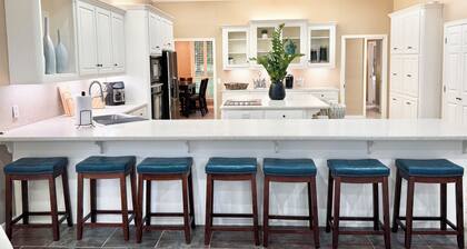 New Listing 6-bedroom on 3.5 acres,sleeps 25
Pickleball, poker, pool table