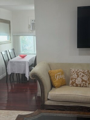 Living area - Cozy 3-bedroom private guest house in fabulous Anaheim with cool AC (Anaheim)