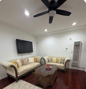 Living area - Cozy 3-bedroom private guest house in fabulous Anaheim with cool AC (Anaheim)