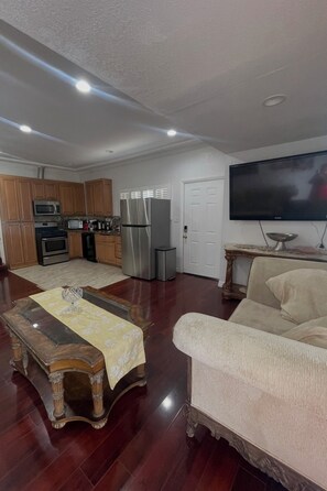 Living area - Cozy 3-bedroom private guest house in fabulous Anaheim with cool AC (Anaheim)