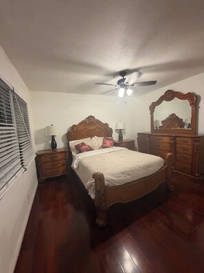 Room - Cozy 3-bedroom private guest house in fabulous Anaheim with cool AC (Anaheim)
