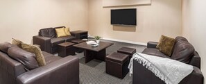 Interior - Downtown Vancouver. Fitness room/pool/hottub/AC. Minutes from stadium. (Vancouver)