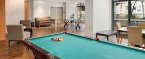 Games room - Downtown Vancouver. Fitness room/pool/hottub/AC. Minutes from stadium. (Vancouver)