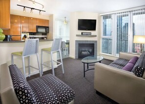 Living area - Downtown Vancouver. Fitness room/pool/hottub/AC. Minutes from World Cup stadium. (Vancouver)