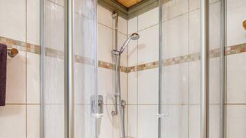 Een douche, een haardroger, handdoeken