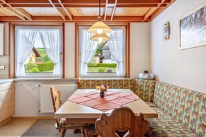 Dining - Haus Schmid - Apartment Dompfaff with Mountain View, East Balcony, Wi-Fi (Lenzkirch)