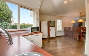 Fridge, oven, stovetop, dishwasher - 3 bedroom nice home in Zeewolde (Zeewolde)